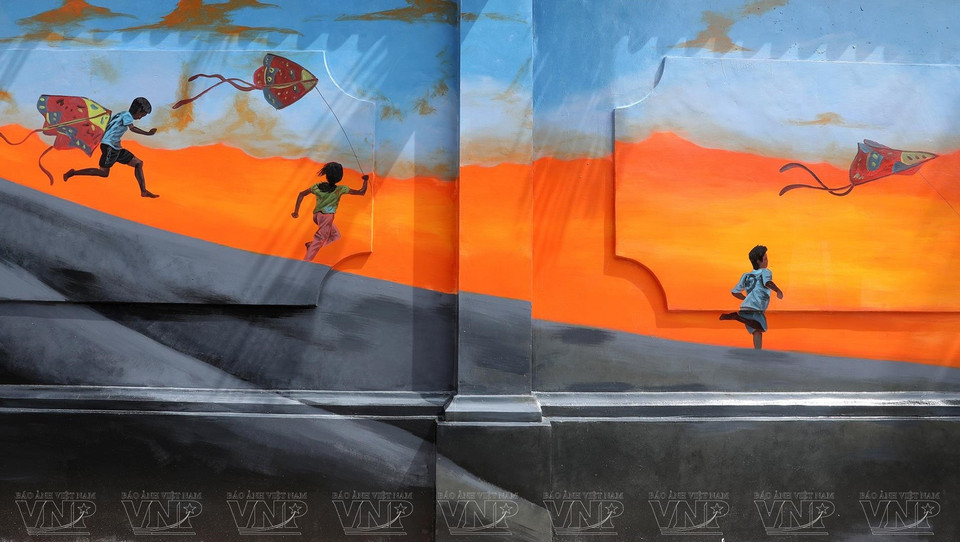 Ces peintures murales donnent à la route un aspect plus spacieux. 