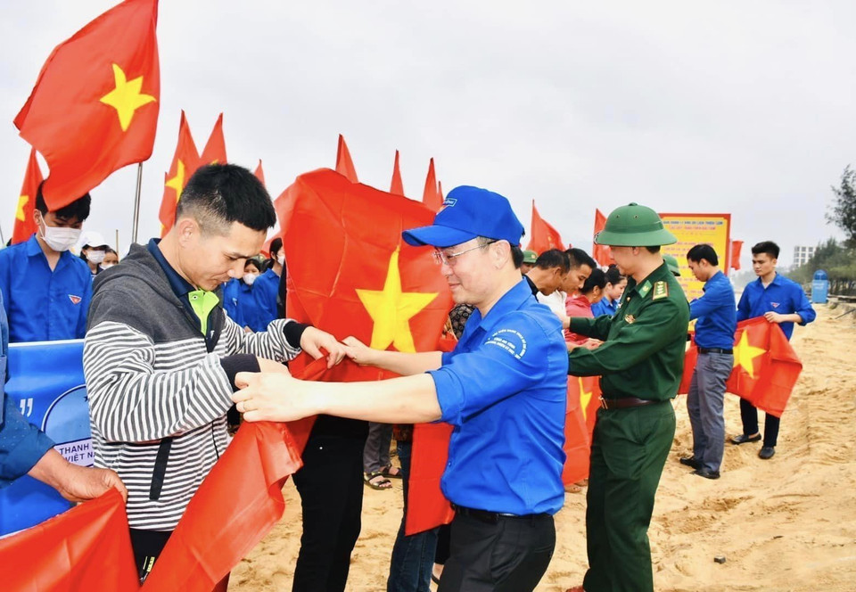 Les forces compétentes de la province de Ha Tinh ont offert le drapeau national et encouragé les pêcheurs avant d’aller au large.