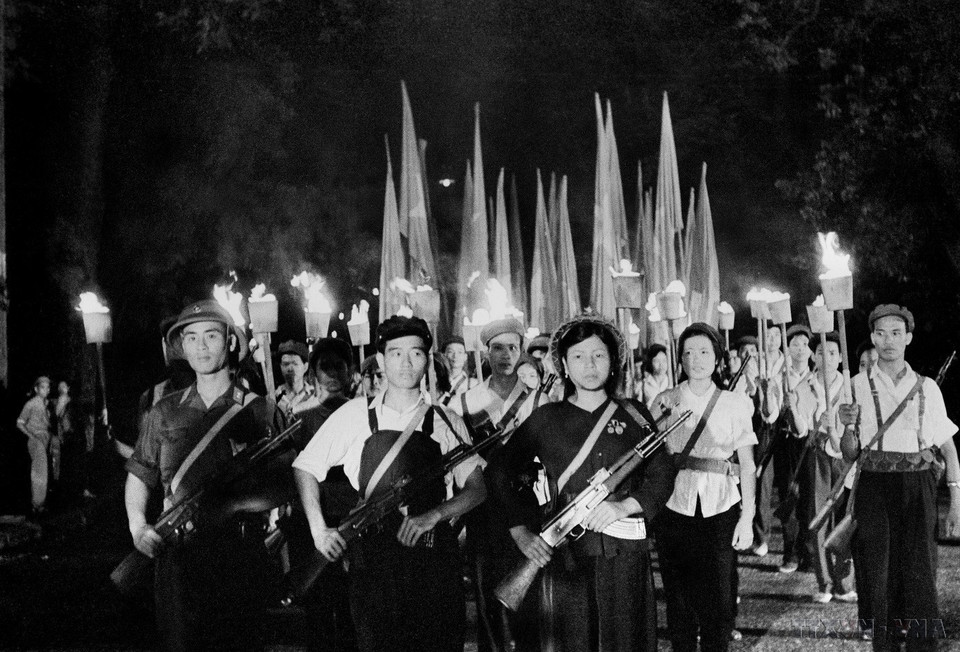 Des images des mouvements d'émulation patriotique à travers le pays lors des deux guerres de résistance. Photo : VNA