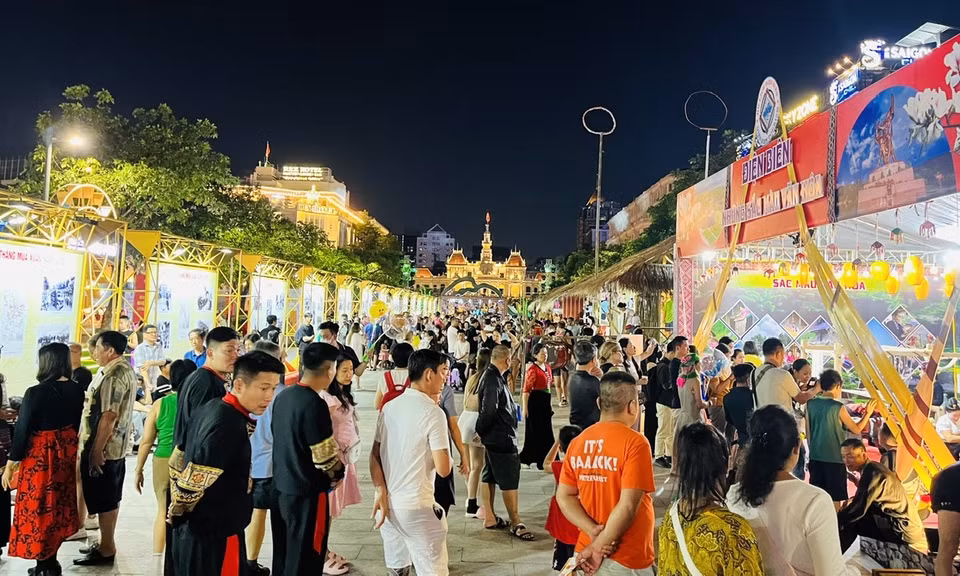 À la fin de ce circuit touristique nocturne, les visiteurs peuvent participer aux activités de divertissement dans la rue piétonne Nguyen Hue, profiter des cafés de l’immeuble au 42 rue Nguyen Hue, du quai Bach Dang...