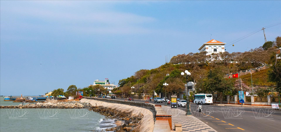  Bach Dinh - Villa Blanche est une destination touristique très célèbre située au milieu de la plage Truoc et la plage Dau et sur le flanc de la montagne Lon qui donne une belle vue sur la mer. La Villa Blanche attire non seulement les touristes par l'architecture mais aussi par le paysage poétique. En arrivant ici, les visiteurs ne peuvent s'empêcher d'être surpris comme si vous vous perdiez dans un ancien château au milieu d'une forêt mystérieuse.
