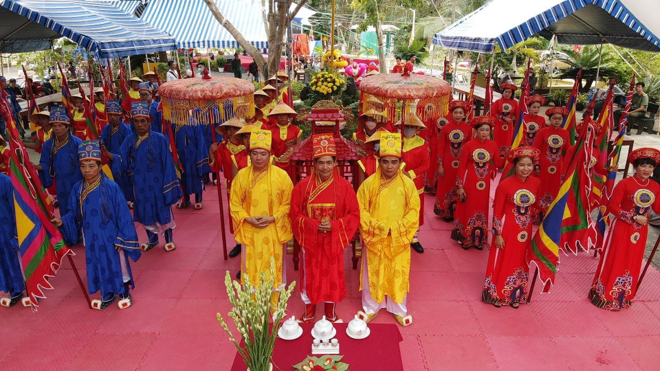 Cérémonie de commémoration de la mort de Mme Phi Yen au temple An Son, district de Con Dao, province de Ba Ria-Vung Tau. 