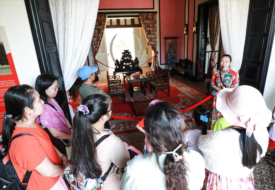 En venant au manoir, vous aurez l'occasion d'explorer l'architecture européenne et le subtil motif grec. Il se compose de trois étages, d'une hauteur de 19 mètres, d'une longueur de 28 mètres et d'une largeur de 15 mètres.