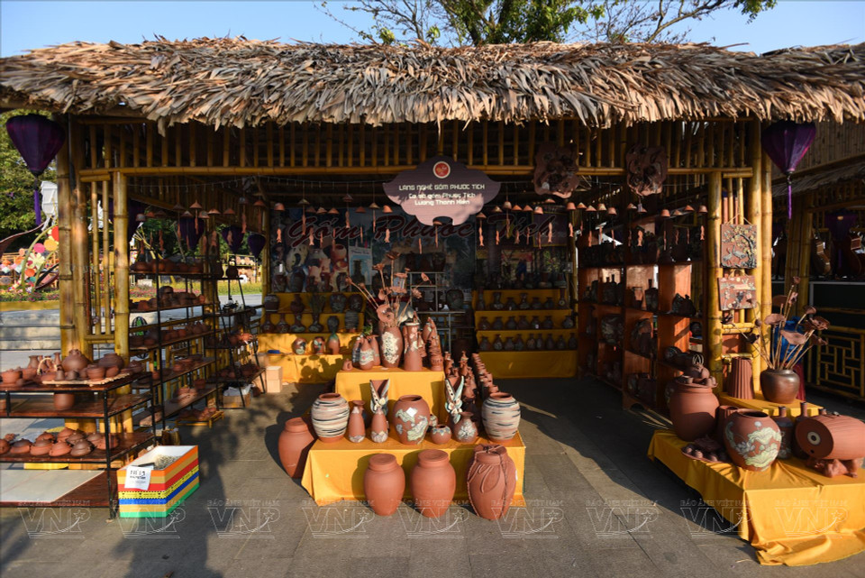 Produits en céramique de Phuoc Tich exposés au Festival d'artisanat traditionnel de Hue.