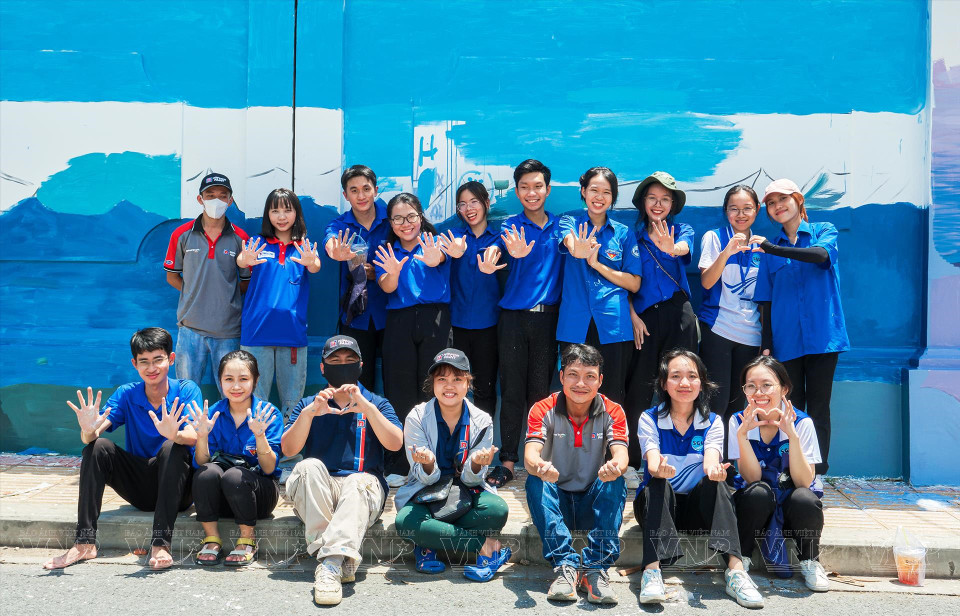 Ces jeunes participent au projet de créer une rue de fresques murales intitulé « Un beau Vietnam » dans la rue Nguyen Huu Canh (1er arrondissement, à Hô Chi Minh-Ville).
