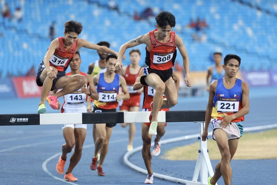 Nguyen Trung Cuong (308) a remporté la médaille d'or du 3000 m hommes. 