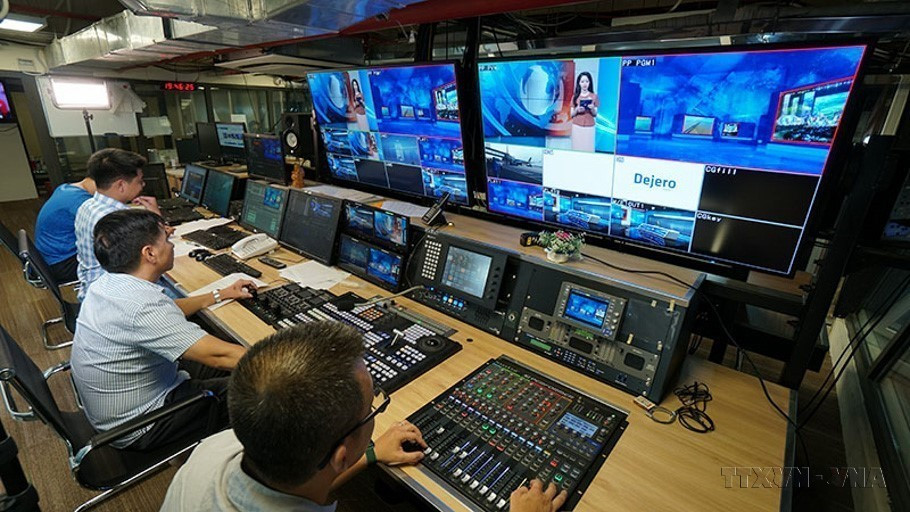 Une équipe technique en service au studio du Centre de la Télévision de la VNA (Vnews). 