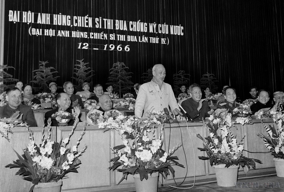 Le Président Hô Chi Minh a prononcé un discours au Congrès des héros et des soldats d’émulation contre les agresseurs américains pour le salut national (le 4e Congrès des héros et des soldats d’émulation tenu en décembre 1966, à Hanoï). Photo: VNA 