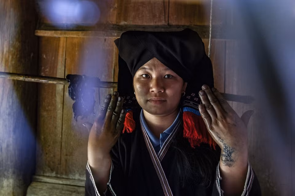 Dès l'âge de 10 ans, les filles Dao Tien commencent à apprendre à tisser et à teindre la brocatelle de sorte que leurs mains sont toujours noircies par la teinture indigo. 