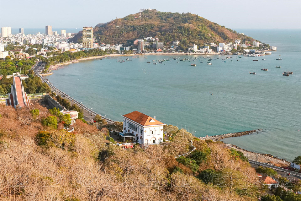 Bach Dinh est situé au No4, rue Tran Phu, 1er quartier dans la ville de Vung Tau. 
