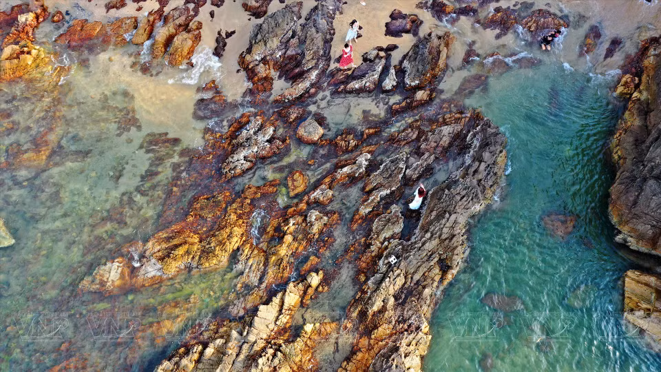 Vue d’en haut, la plage de Da Nhay ressemble à une peinture naturelle unique avec des rochers aux formes étranges.