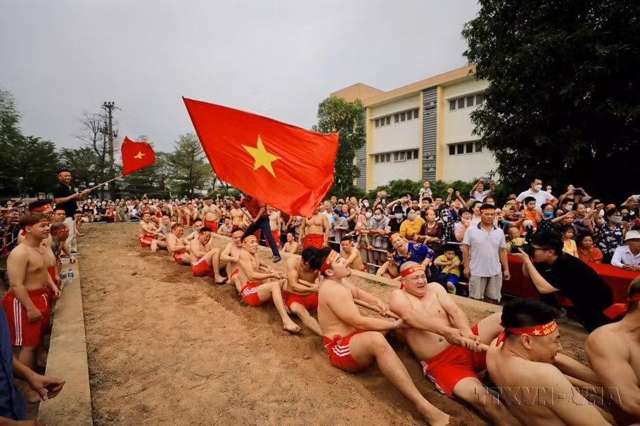 " Tir à la corde assis " lors du festival du temple Tran Vu, quartier Thach Ban, district de Long Bien, ville de Hanoï.