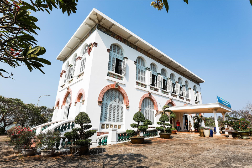 Bach Dinh a été construit pendant 4 ans (de 1898 à 1902). Ce somptueux bâtiment était le complexe de villégiature à Vung Tau pour le gouverneur général indochinois, le roi Bao Dai et les présidents du Vietnam.