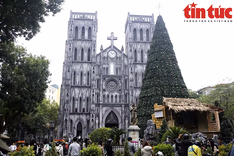 Le parvis de la Cathédrale Saint-Joseph de Hanoï (Hoan Kiem - Hanoï) est toujours bondé à cette occasion. 