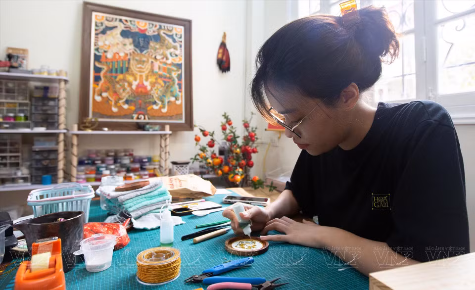 Minh Ngoc, une étudiant à l'Université de Hanoï, est devenue membre du groupe ''Hoa Gam'', avec passion avec la peinture métallique.