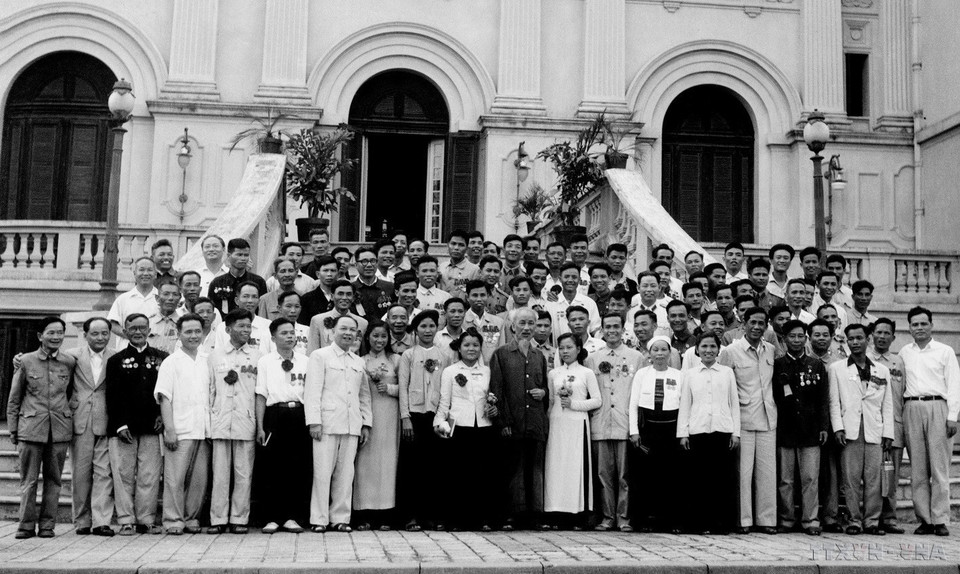 Le 6 mai en 1962, au Palais présidentiel, le Président Hô Chi Minh rencontre les héros et les soldats d'émulation du 1er Congrès (1952) au 3e Congrès (1962) des héros et des soldats d'émulation. Photo: VNA