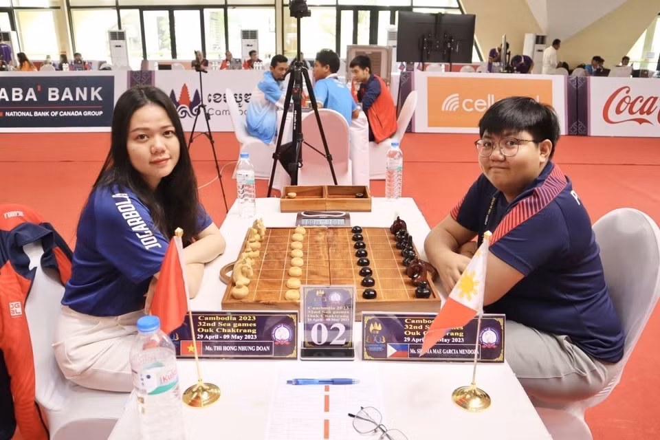 Doan Thi Hong Nhung (gauche) a concouru avec Shania Mae Garcia Mendoza (Philippines) dans le match retour de la finale pour remporter la médaille d'or aux échecs en escargot. 