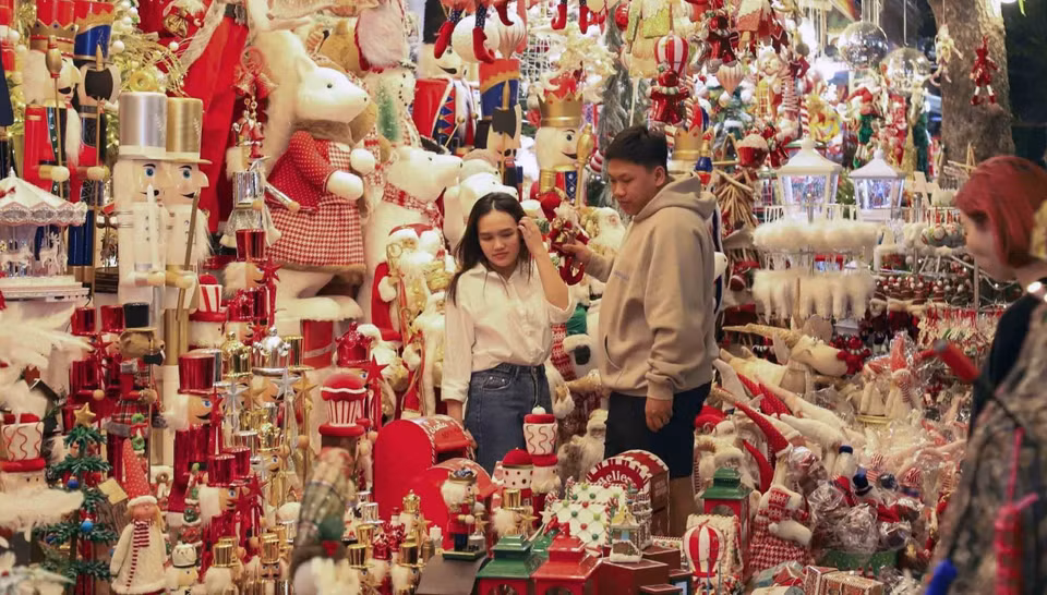 De nombreux jeunes choisissent d’acheter des objets de décoration de Noël dans la rue Hang Ma, à Hanoï.