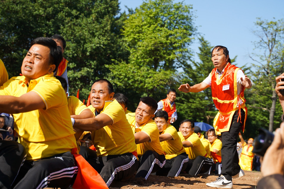 L'équipe de tir à la corde du hameau de Huu Chap, quartier Hoa Long, ville de Bac Ninh, comprend 70 personnes âgées de 30 à 45 ans.
