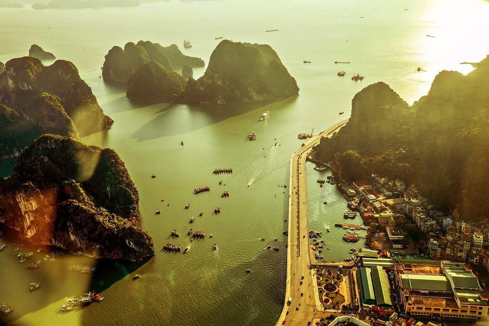 Il est possible de visiter la baie d'Ha Long en hydravion à une altitude d'environ 300m. Le moyen idéal d'admirer les paysages pittoresques de cette merveille de la nature. 