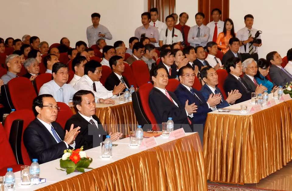 La cérémonie a vu la participation du Premier ministre Nguyen Tan Dung et d'anciens dirigeants du Parti et de l'Etat. 