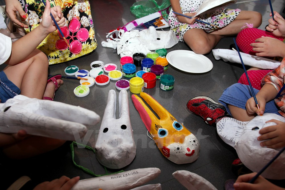 Les masques de lapin évoquent la légende de la Fête de la Mi-automne qui a lieu chaque année le 15e jour du 8e mois lunaire. 