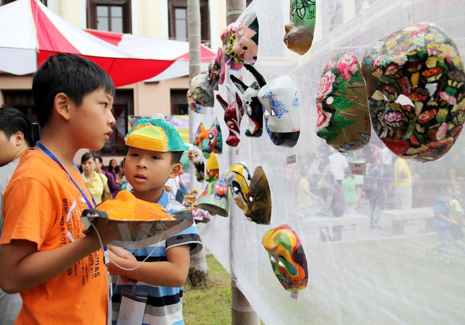 Les enfants ont pu emporter leurs masques à la maison après l'événement.