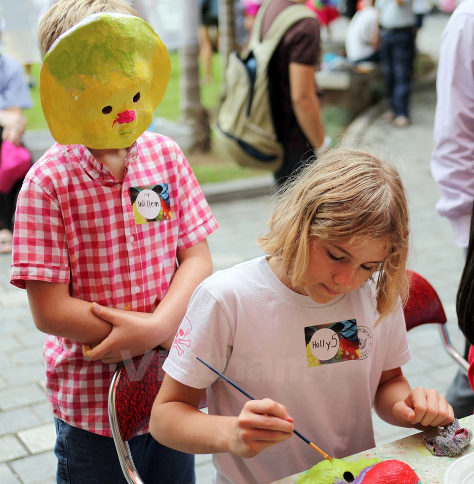 William regarde sa grande sœur travailler après avoir fini son masque. 