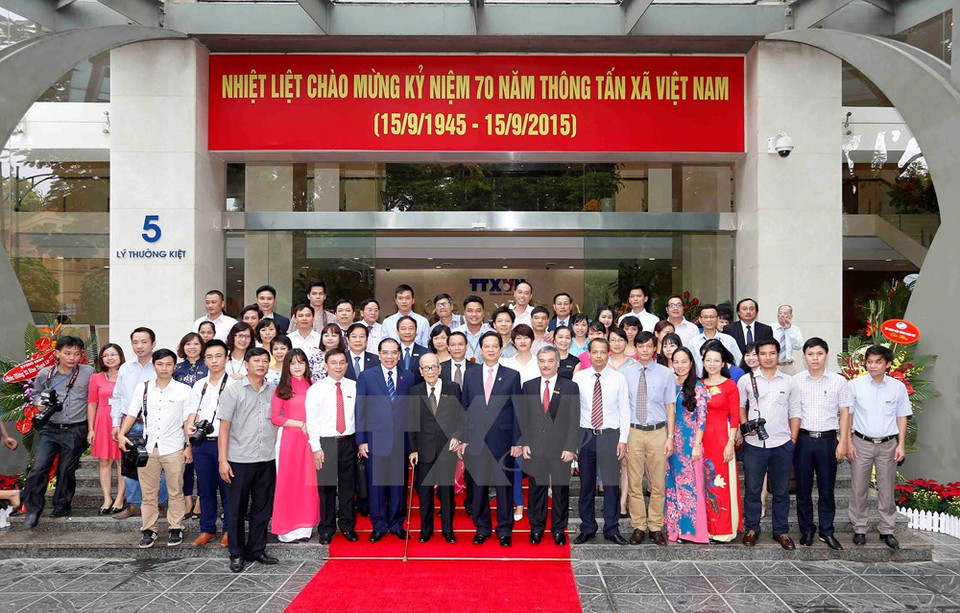 Le Premier ministre Nguyen Tan Dung et d'autres personnalités avec des cadres de la VNA. 