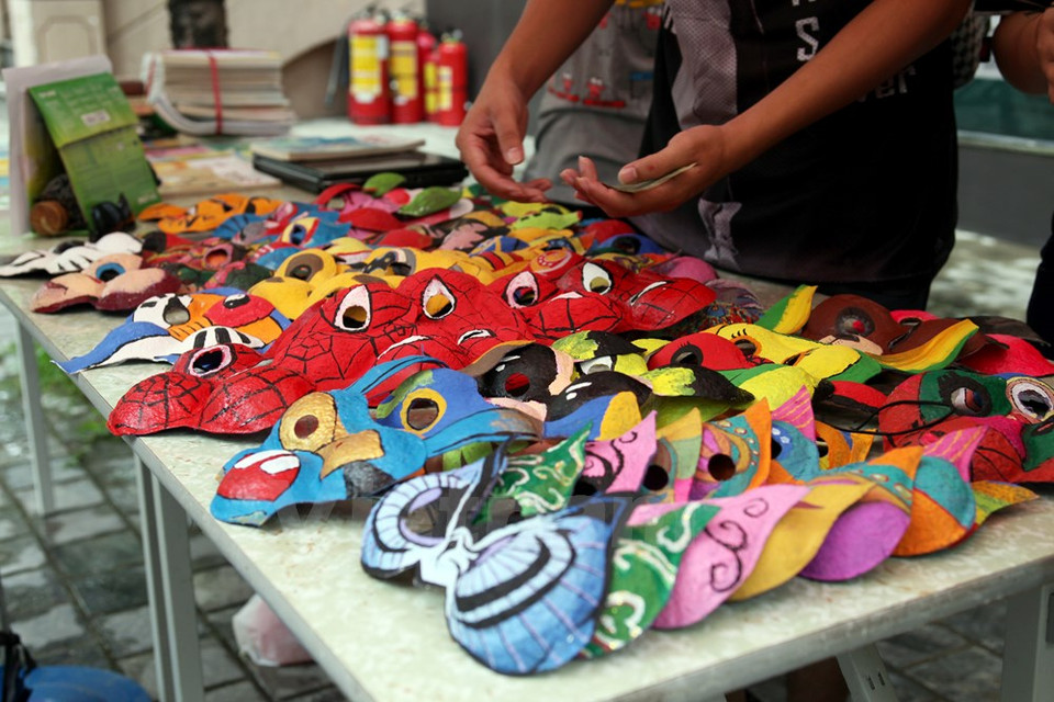 Les œuvres multicolores des enfants.