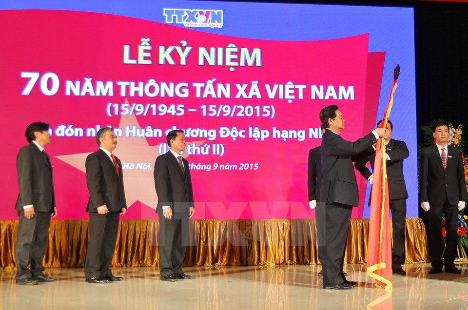 Le Premier ministre Nguyen Tan Dung remet l'Ordre de l'Indépendance de première classe à l'Agence vietnamienne d'Information, VNA en anglais. 