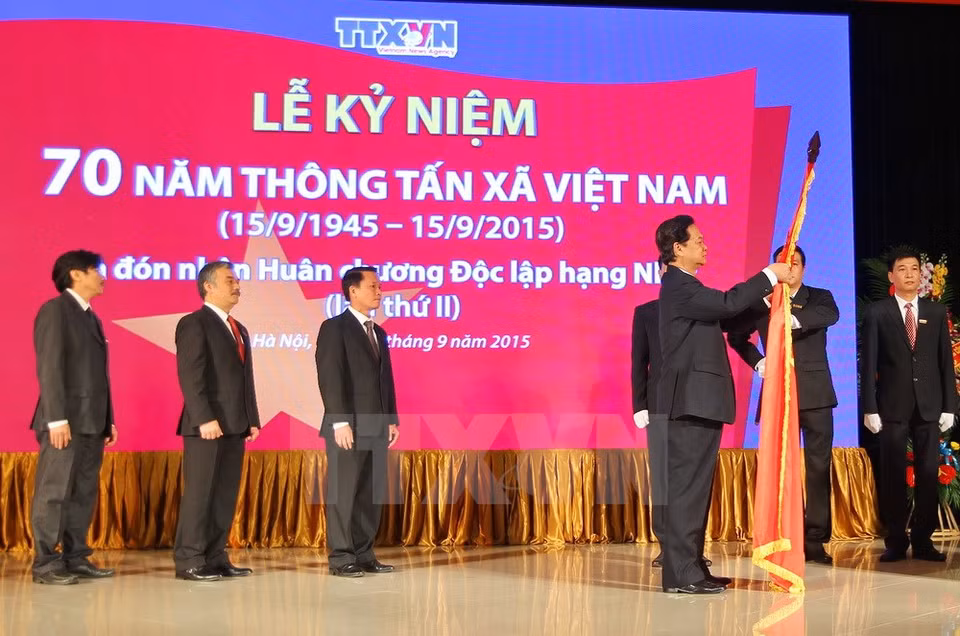 Le Premier ministre Nguyen Tan Dung remet l'Ordre de l'Indépendance de première classe à l'Agence vietnamienne d'Information, VNA en anglais. 