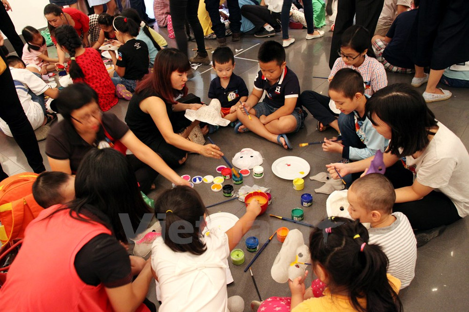 Les enfants apprennent en groupes à créer des masques.