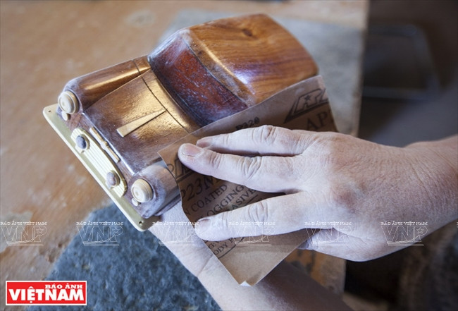 Polissage d'un article avec du papier de verre.