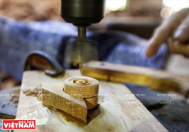 Confection de la roue d’une automobile.