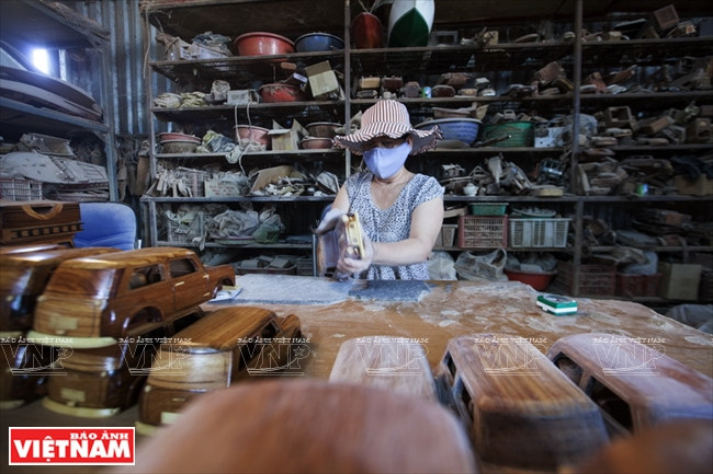 Les fabricants locaux présentent un large gamme de produits : cyclo-pousse, voitures, chars, avions Boeing, hélicoptères, bateaux, bâtiments de guerre, armes…. 