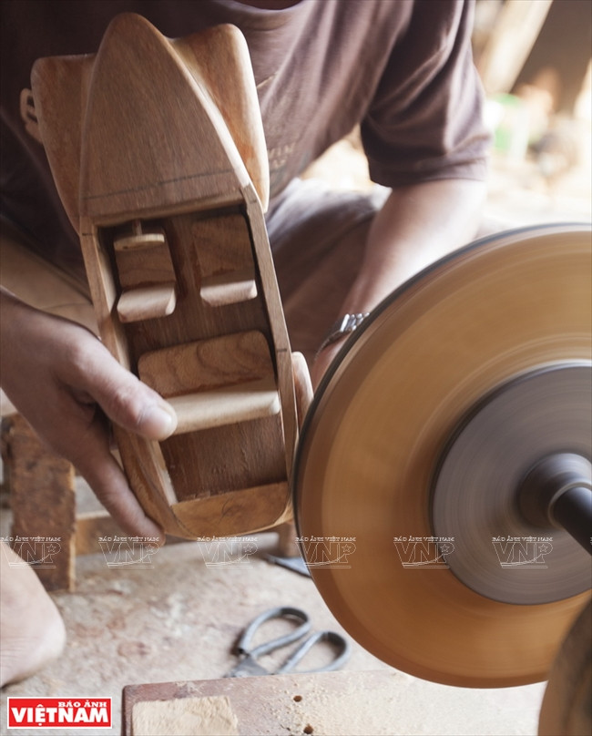 La fabrication de ces objets exige un travail minutieux.