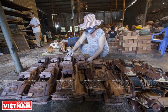  Ces objets de décoration ont des prix variant de dizaines de milliers à des millions de dongs. Ils sont souvent fabriqués sur commande. 