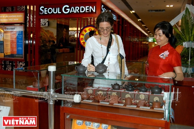 Une touriste étrangère au centre commercial de Vingroup de la rue Lê Thanh Tôn (1er arrondissement de Hô Chi Minh – Ville).