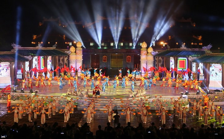 Ouverture du Festival de Huê 2016 sur la place Ngo Môn (Porte du Midi). 
