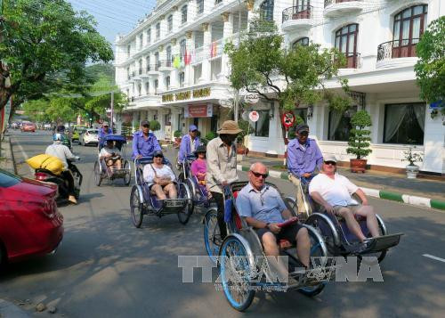 Des visiteurs préfèrent découvrir l’ancienne cité impériale de Huê en cyclo-pousse. 