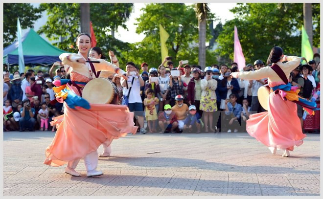 Des artistes sud-coréennes lors de la fête de rue. 