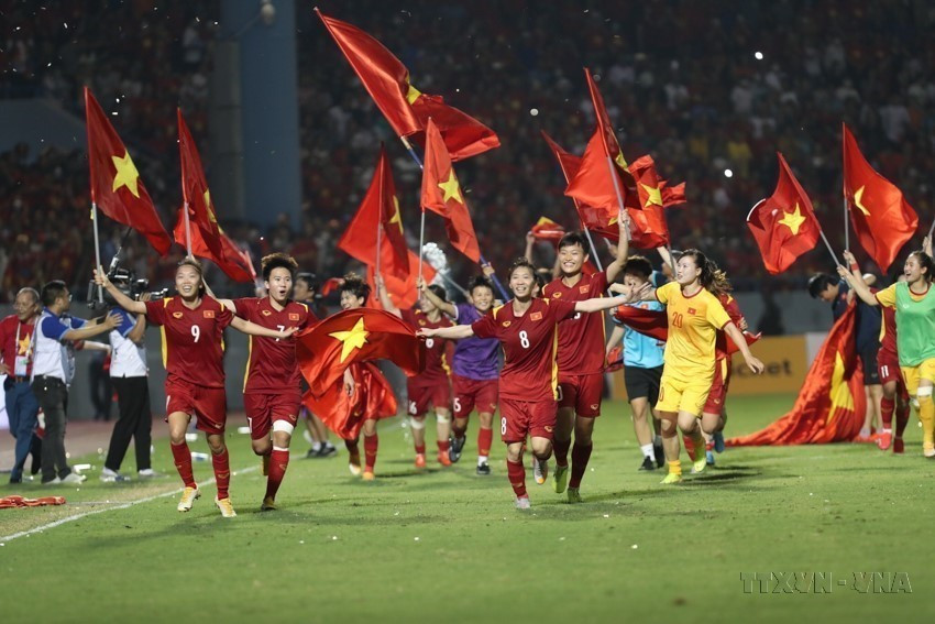 L'équipe féminine vietnamienne de football fête sa médaille d'or aux 31es Jeux d'Asie du Sud-Est (SEA Games 31), le 21 mai 2022 au stade Cam Pha, province de Quang Ninh (Nord). Photo: VNA