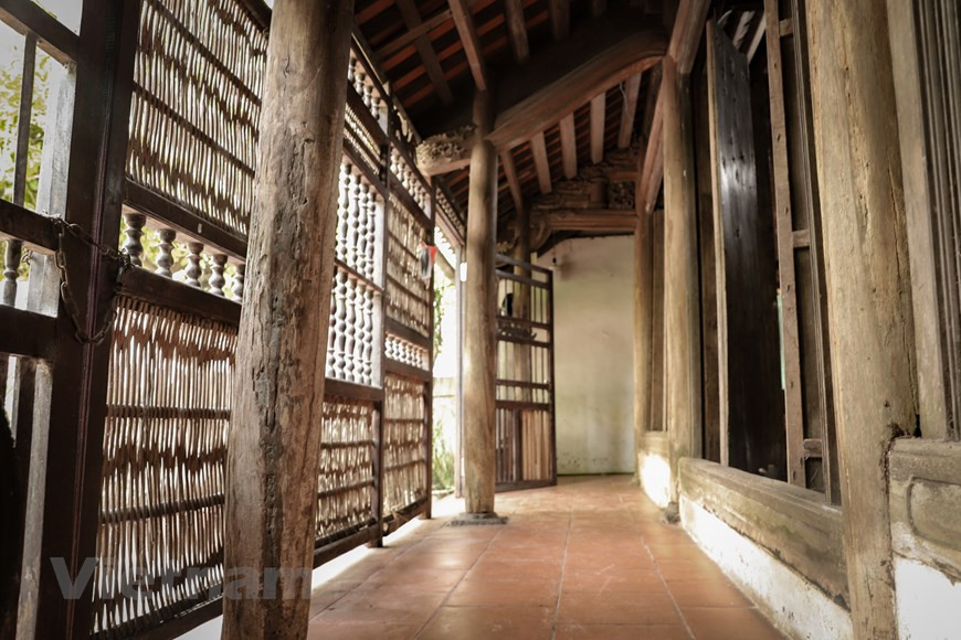 L’une des maisons les plus anciennes du village de Uoc Lê est celle de Trang Công Tru (74 ans). Elle date de plusieurs centaines années et a été rachetée par son grand-père. Le devant de la maison est couvert de paravents de bambou et de bois. Ces paravents empêchent le regard direct des visiteurs vers la travée centrale de la maison où se trouve l’autel. Par ailleurs, ils permettent d'atténuer les rayons du soleil pénétrant dans la maison, a-t-il déclaré. Bien que la maison ait subi plusieurs rénovations, seul son sol a été repavé et ses parties en bois sont encore intactes. Photo: Vietnamplus