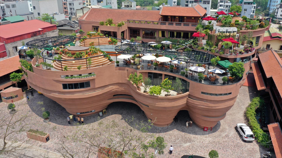 Le musée de la poterie de Bat Trang, construit en 2018, est l'une des nouvelles destinations touristiques de la capitale. Photo: VNA