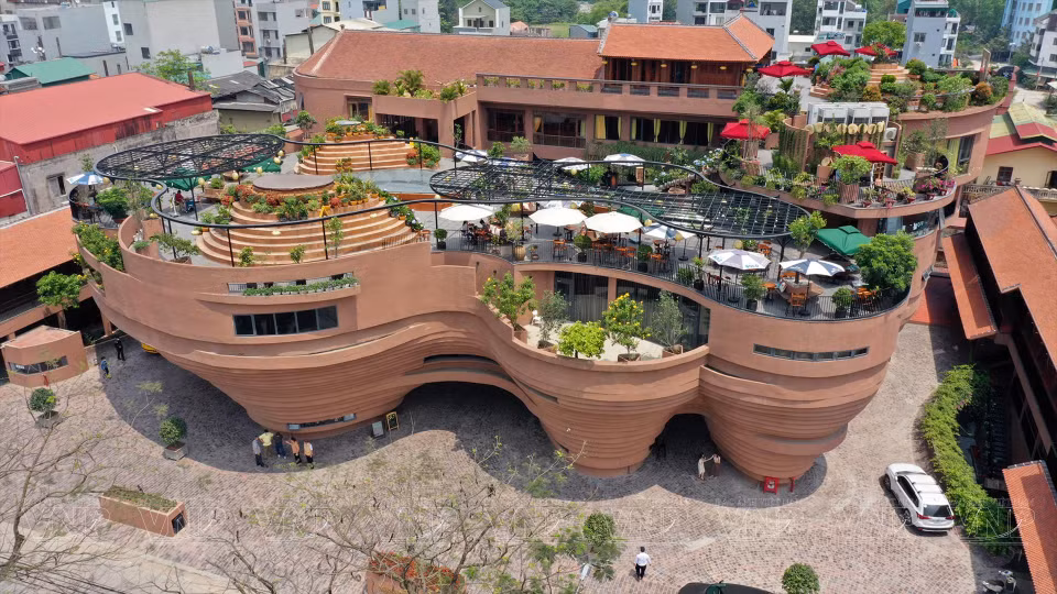 Le musée de la poterie de Bat Trang, construit en 2018, est l'une des nouvelles destinations touristiques de la capitale. Photo: VNA