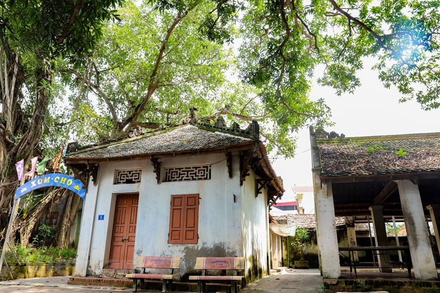 Près du portique d’entrée se trouve le marché du village. Niché sous la canopée de vieux arbres, ce marché est l’un des plus vieux endroits du village de Uoc Lê. La plupart des localités rurales au Nord du Vietnam possèdent leur place de marché. Il est généralement appelé «chợ quê», littéralement «marché de campagne». Les habitants locaux y viennent pour acheter des aliments et produits de première nécessité. Ces marchés reflètent parfaitement le lien fort qui unie les villageois entre eux. On vient au marché pour acheter les victuailles du quotidien mais également pour rencontrer du monde et s’enquérir des nouvelles. Photo: Vietnamplus