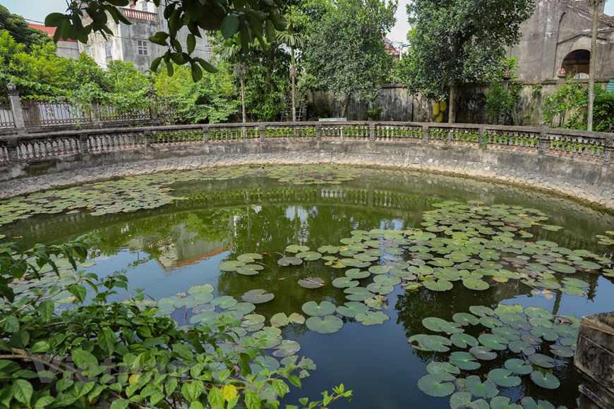 Lieu de rencontre des villageois jadis, les puits du village de Uoc Lê, grands ou petits, existent toujours. Le puits est aussi très important dans la géomancie du village, où les villageois sont connectés ensemble, un cours d’eau souterrain qui est fortement connecté en chaque personne dans l'ancien pays de «Doài». Le village de Uoc Lê compte six anciens puits qui sont attachés pour l’essentiel à des ouvrages religieux dont la maison communale, les pagodes Sung Phuc, Hau et So. Ces puits sont de forme ronde, avec un diamètre de 7 à 20 mètres. Dans toutes les cultures, le puits a valeur de symbole, revêtant souvent un caractère sacré dans les croyances populaires. Il évoque le mystère, l’abîme, l’enfer, le séjour des morts, mais aussi la vie et son origine, l’abondance. Photo: Vietnamplus