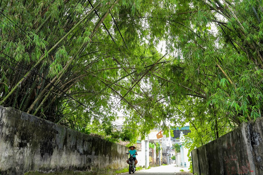 Uoc Lê est l’un des rares villages à demeurer quasiment intacts au Nord. Il compte en effet toujours tous les éléments d’un village traditionnel typique du delta du fleuve Rouge, avec notamment un portique d’entrée donc mais aussi un banian, un puits, une maison commune et des anciennes maisons en latérite. Après avoir franchi le portique d’entrée en brique à la double toiture de tuiles, les visiteurs seront surpris par l’atmosphère paisible qui règne dans le village. Et cette atmosphère particulière manque certainement à celles et ceux originaires du village mais qui ont migré pour étudier ou travailler. La fête du Têt, moment où tous les Vietnamiens rentrent dans leur famille pour fêter la nouvelle année lunaire, permet à toutes et tous de se remémorer la vie de village, souvent sous le signe de la poésie de l’enfance. Photo: Vietnamplus