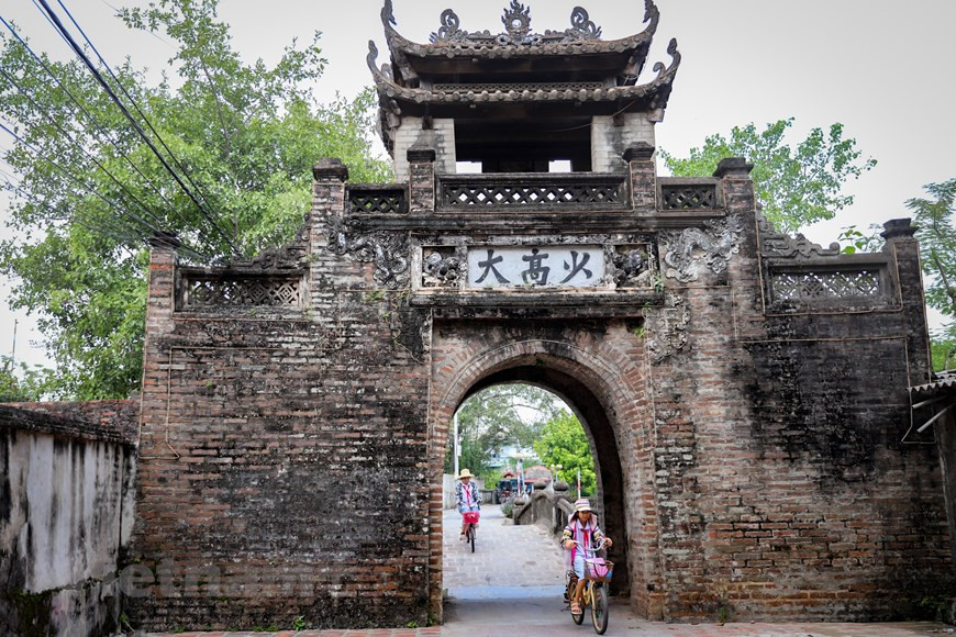 Chaque village possède son propre portique d’entrée, censé refléter son histoire locale. De nombreux portiques d’entrée de village sont considérés comme faisant partie du patrimoine culturel et artistique de la localité. Leur architecture classique reflète la culture de la communauté villageoise et met en avant les traditions de ses habitants. Depuis longtemps, le portique d’entrée du village est bien plus qu’un lieu de passage pour entrer ou sortir. De nombreux villages ont plusieurs portiques d’entrée, correspondant chacun à des directions différentes. Le portique d’entrée du village de Uoc Lê est l’un des plus beaux parmi ceux des anciens villages de la capitale Hanoi. Photo: Vietnamplus